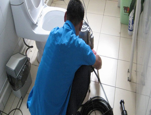 Thợ thông tắc cống tại quận Ba Đình của Anh Quân