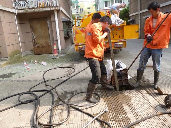 Thông tắc cống tại phường Cầu Diễn
