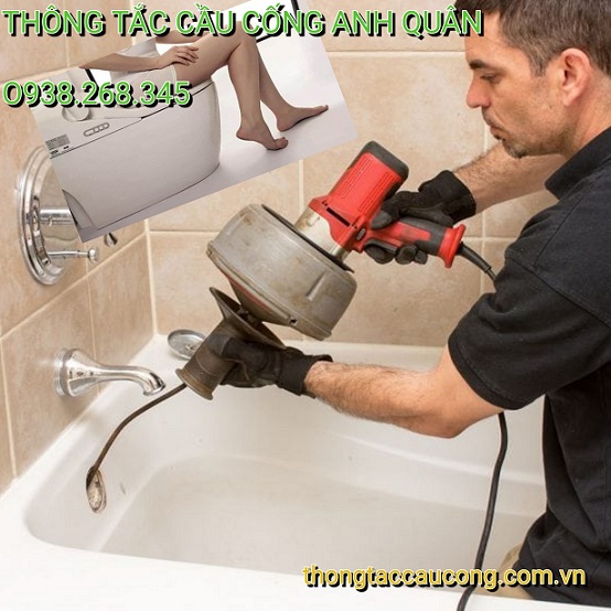 Thợ thông tắc cống tại Văn Khê